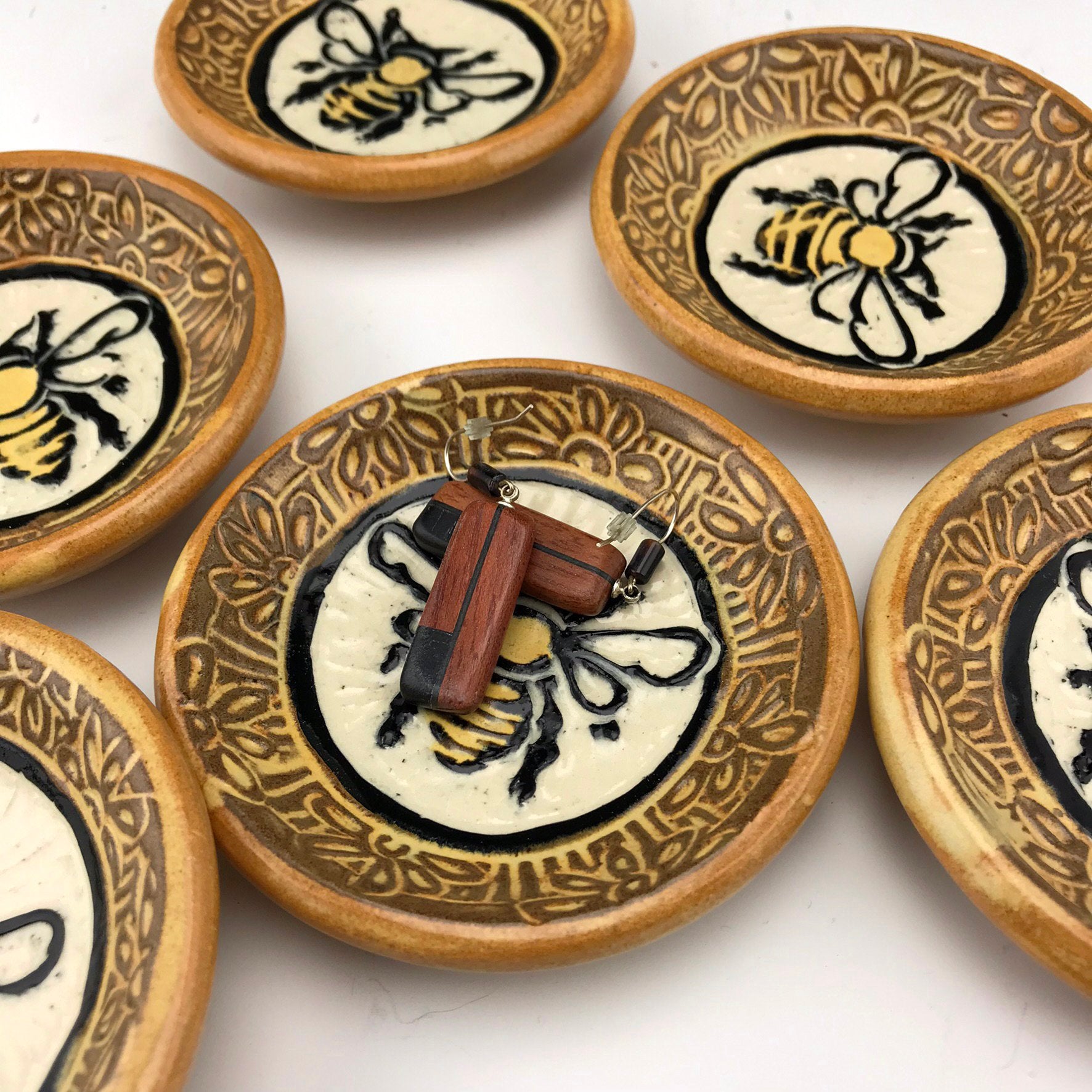 Small sgraffito pottery dish bee in gold